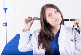 Dermatolog ze Świecia przyjmujący prywatnie i trzymający w ręku stetoskop