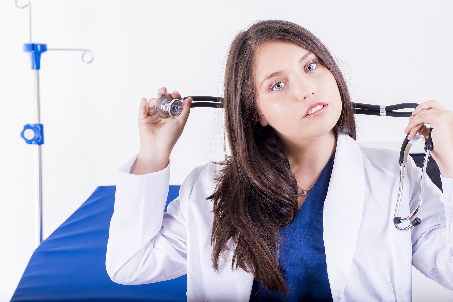 Dermatolog ze Świecia przyjmujący prywatnie i trzymający w ręku stetoskop