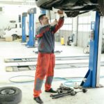 Weryfikacja oryginalności numeru VIN i identyfikatorów pojazdu – kiedy powiadomić organ rejestrujący lub policję?